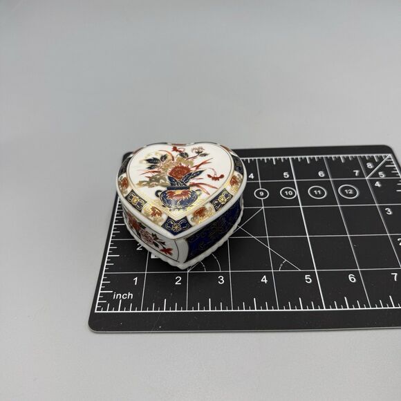 Vtg Imari Ware Heart Shaped Trinket Box Japan Floral Design Romance Vanity Glam - Picture 2 of 9